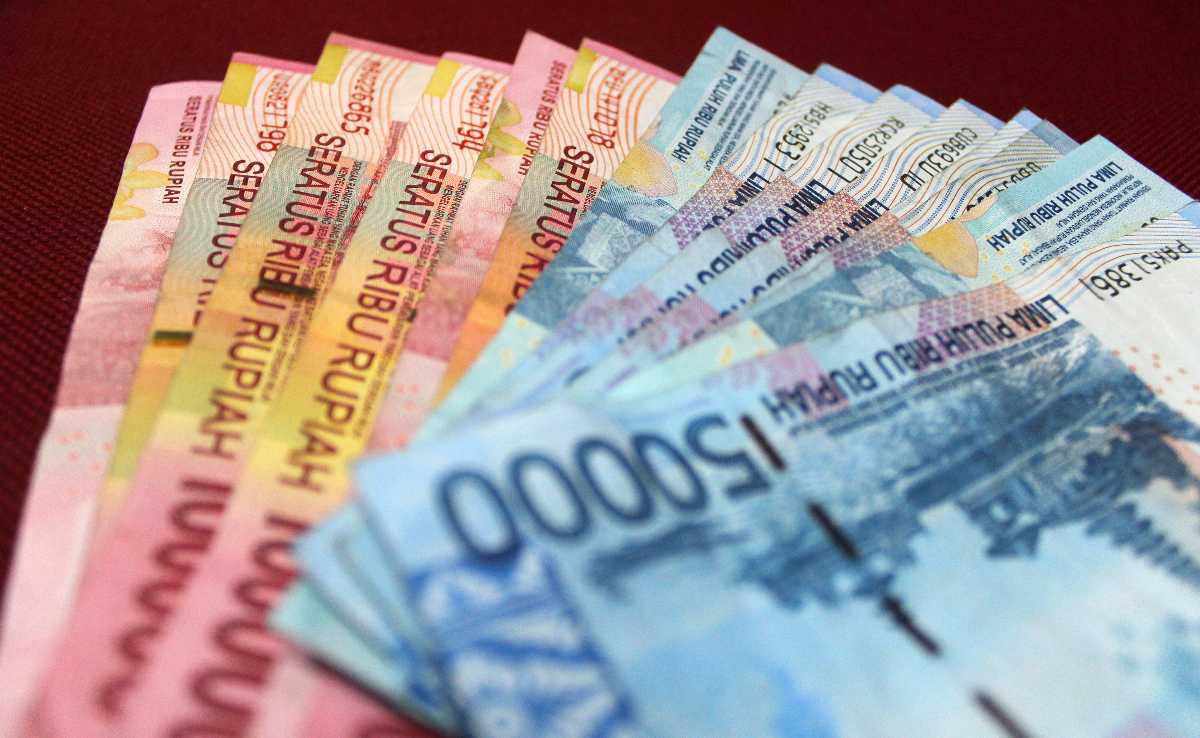 money-indonesia-rupiah-red-blue-economy-1434309-pxhere-com_2