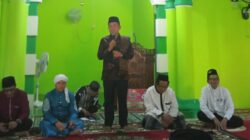 Musi Rawas Utara – Wakil Bupati Musi Rawas Utara H. Innayatullah menyelenggarakan Safari Ramadan 2024 dengan mendatangi masjid ke masjid di seluruh Kabupaten Musi Rawas Utara, Sumatera Selatan. Dalam kesempatan ini, Desa Sumber Sari menjadi kunjungan pertama di Kecamatan Nibung, Musi Rawas Utara, Sumatera Selatan, Kamis (4/4/2024). Wakil Bupati memberi banyak perhatian kepada Desa Sumber Sari, mulai dari jalan desa, Pemdes, dan pelayanan kesehatan. Beliau menyampaikan untuk masyarakat Desa Sumber Sari agar tidak malu untuk mengakses pelayanan kesehatan. “Pokoknya jangan malu untuk berobat”, kata H. Innayatullah dalam pidatonya. Wakil Bupati juga menaruh perhatian pada lansia dan masyarakat miskin yang belum mendapatkan bantuan. Dalam pidatonya, dirinya juga memberi fasilitas untuk memondokkan anak-anak Desa Sumber Sari dengan gratis. “Untuk anak-anak yang ingin mondok nantinya akan dipondokkan gratis”, tambahnya. Dalam kunjungan Safari Ramadan 2024 di Desa Sumber Sari tersebut, Wakil Bupati juga membagikan 20 sajadah dan 20 juta rupiah yang dibagikan satu masjid dari 5 masjid di Kecamatan Nibung yang terpilih dari Dewan Masjid Indonesia. Selain itu juga ada bantuan untuk musibah kebakaran yang ditunjukkan bagi masyarakat Desa Sumber Sari yang sangat membutuhkan.