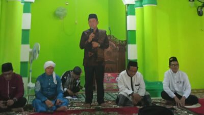 Musi Rawas Utara – Wakil Bupati Musi Rawas Utara H. Innayatullah menyelenggarakan Safari Ramadan 2024 dengan mendatangi masjid ke masjid di seluruh Kabupaten Musi Rawas Utara, Sumatera Selatan. Dalam kesempatan ini, Desa Sumber Sari menjadi kunjungan pertama di Kecamatan Nibung, Musi Rawas Utara, Sumatera Selatan, Kamis (4/4/2024). Wakil Bupati memberi banyak perhatian kepada Desa Sumber Sari, mulai dari jalan desa, Pemdes, dan pelayanan kesehatan. Beliau menyampaikan untuk masyarakat Desa Sumber Sari agar tidak malu untuk mengakses pelayanan kesehatan. “Pokoknya jangan malu untuk berobat”, kata H. Innayatullah dalam pidatonya. Wakil Bupati juga menaruh perhatian pada lansia dan masyarakat miskin yang belum mendapatkan bantuan. Dalam pidatonya, dirinya juga memberi fasilitas untuk memondokkan anak-anak Desa Sumber Sari dengan gratis. “Untuk anak-anak yang ingin mondok nantinya akan dipondokkan gratis”, tambahnya. Dalam kunjungan Safari Ramadan 2024 di Desa Sumber Sari tersebut, Wakil Bupati juga membagikan 20 sajadah dan 20 juta rupiah yang dibagikan satu masjid dari 5 masjid di Kecamatan Nibung yang terpilih dari Dewan Masjid Indonesia. Selain itu juga ada bantuan untuk musibah kebakaran yang ditunjukkan bagi masyarakat Desa Sumber Sari yang sangat membutuhkan.